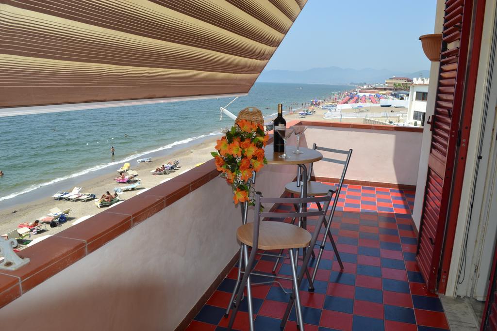 Casa Vacanze Dei Navigatori On The Sea Pontecagnano Ngoại thất bức ảnh